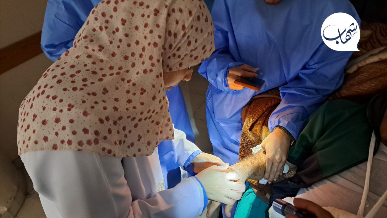 قسم الاستقبال والطوارئ يجري حاليا عمليات العلاج بأستخدام إضاءة الهواتف بسبب انقطاع الكهرباء عن مستشفى الاندونيسي